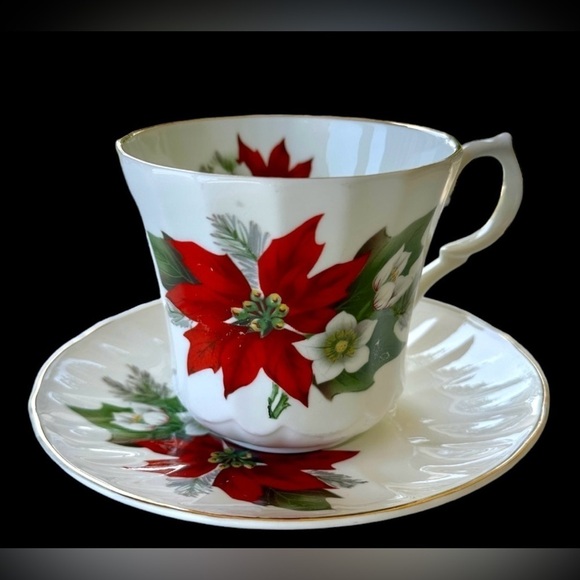 ROYAL VICTORIAN, FINE BONE CHINA, RED & WHITE POINSETTIA TEA CUP & SAUCER. - Picture 1 of 7